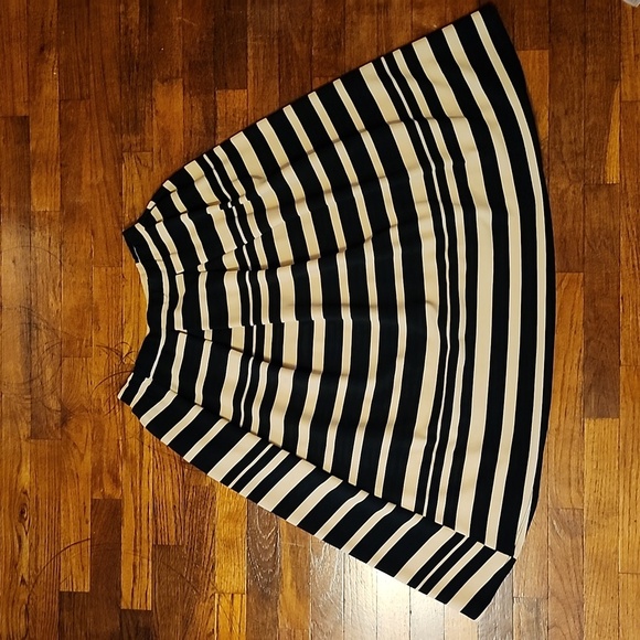 ⭐️H.P.⭐️ Womens Tan and Black Pleated Skirt - Picture 1 of 2